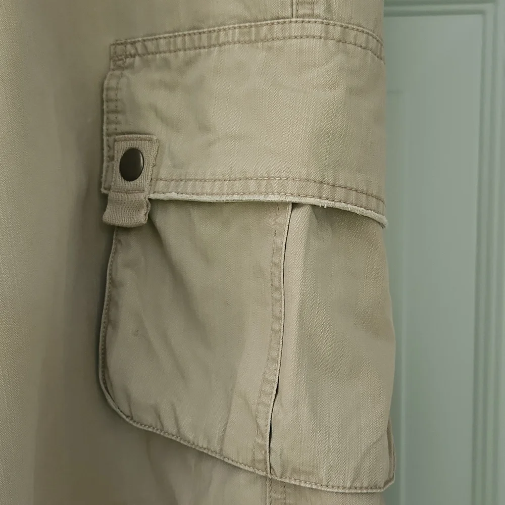 Axist Men's Sz32, Khaki Color, 2 Snap, 2 Button, 2 Front Pockets, Belt Loops - Picture 2 of 9